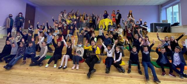 Студенти із вчителями та учнями.